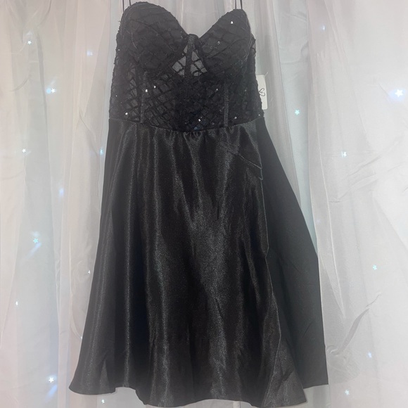 Little black dress. Strapless. Brand new never worn from Windsor - Picture 2 of 5